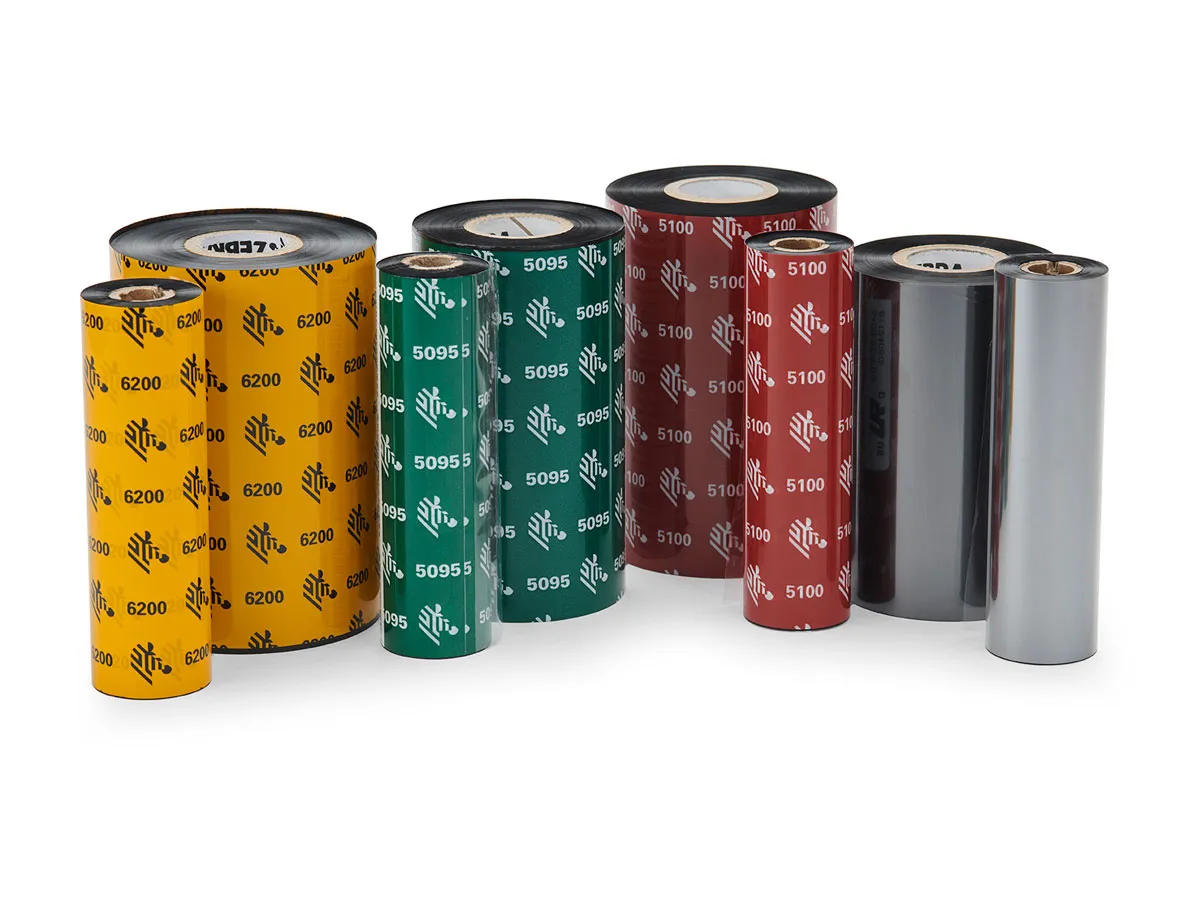 Rollos de ribbon Zebra de distintas series: 6200 cera-resina en amarillo, 5095 y 5100 de resina en verde y vino, y resina negra.